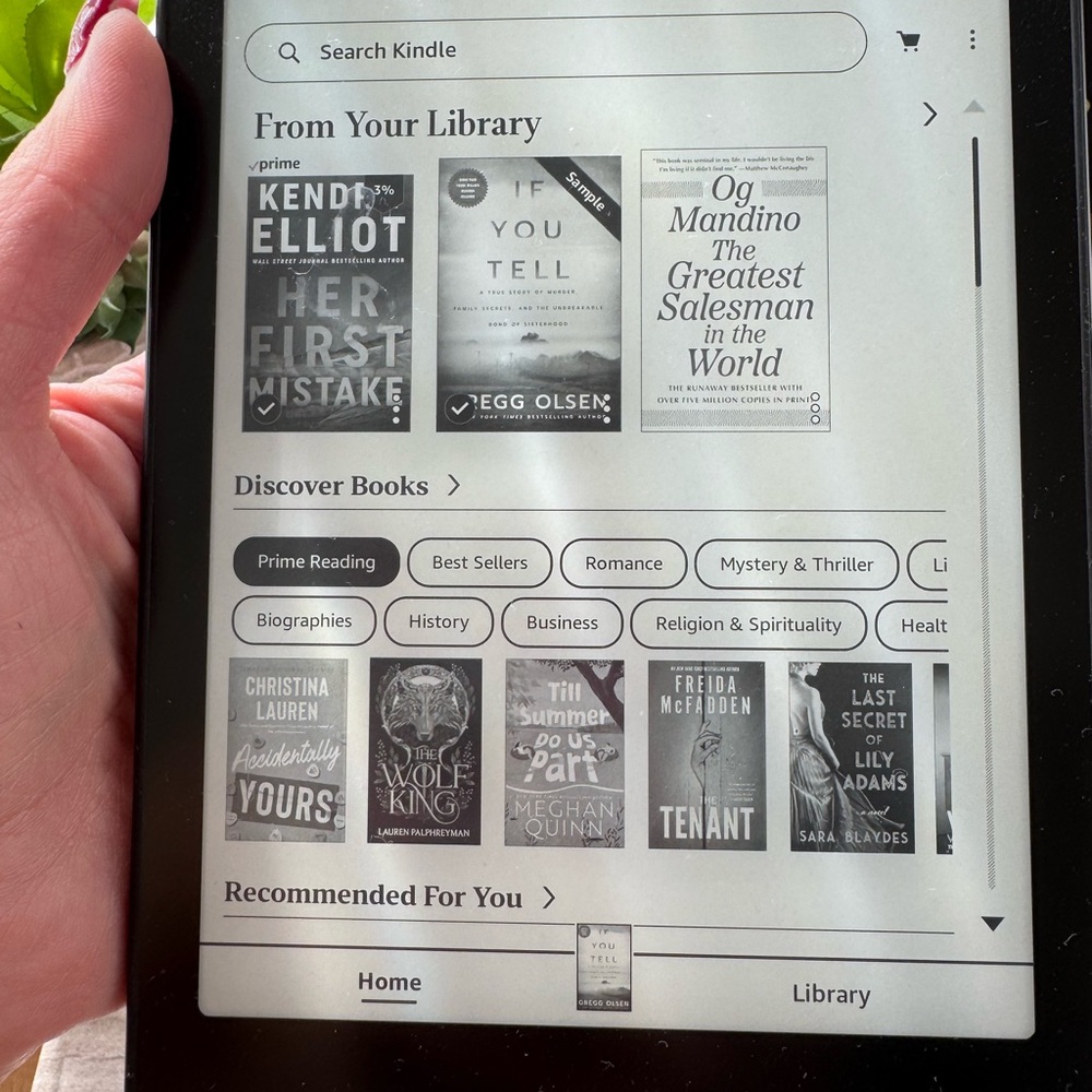 Black Amazon kindle Tablet - High-Contrast Reading Display